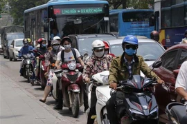 Người dân Thủ đô tham gia giao thông trên tuyến đường Minh Khai-Tam Trinh trong nắng nóng gần 40 độ C. (Ảnh: Doãn Tấn/TTXVN)