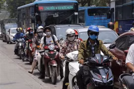 Người dân Thủ đô tham gia giao thông trên tuyến đường Minh Khai-Tam Trinh trong nắng nóng gần 40 độ C. (Ảnh: Doãn Tấn/TTXVN)