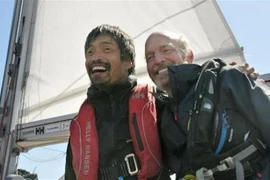 Thủy thủ khiếm thị người Nhật Bản Mitsuhiro Iwamoto (trái) sau khi hoàn tất hành trình không nghỉ xuyên qua Thái Bình Dương. (Nguồn: Kyodo/TTXVN)