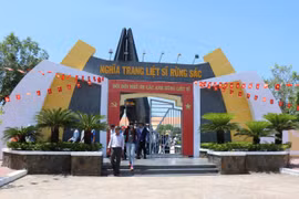 Nghĩa trang Liệt sỹ Rừng Sác là một trong những địa chỉ đỏ thường xuyên đón các đoàn du khách. (Ảnh: Xuân Khu/TTXVN)