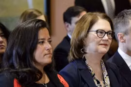 Cựu Bộ trưởng Tư pháp Canada Wilson-Raybould (trái) và cựu Chủ tịch Ủy ban Ngân khố Jane Philpott. (Nguồn: The Canada Press)