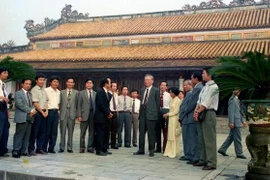 Chủ tịch nước Lê Đức Anh tham quan Điện Thái Hòa (Huế), tháng 3/1995. (Ảnh: Cao Phong/TTXVN)