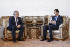 Tổng thống Syria Bashar al-Assad (phải) trong cuộc gặp với Đặc phái viên Nga về vấn đề Syria Alexander Lavrentiev tại Damascus, Syria ngày 19/4. (Nguồn: AFP/TTXVN)
