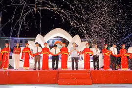 Phó Thủ tướng Vương Đình Huệ và các đại biểu cắt băng khánh thành. (Ảnh: Phan Quân/TTXVN)