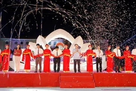 Phó Thủ tướng Vương Đình Huệ và các đại biểu cắt băng khánh thành. (Ảnh: Phan Quân/TTXVN)