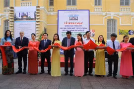Cắt băng khai mạc Không gian trưng bày các sản phẩm nghề thủ công truyền thống. (Ảnh: Hồ Cầu/TTXVN)
