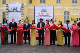 Cắt băng khai mạc Không gian trưng bày các sản phẩm nghề thủ công truyền thống. (Ảnh: Hồ Cầu/TTXVN)