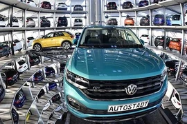 Các mẫu xe của hãng Volkswagen trưng bày tại Wolfsburg, Đức. (Nguồn: AFP/TTXVN)
