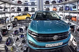 Các mẫu xe của hãng Volkswagen trưng bày tại Wolfsburg, Đức. (Nguồn: AFP/TTXVN)