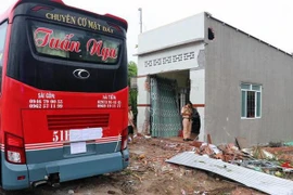 Nhà anh Viên Văn Cường bị hư hỏng do xe khách đâm vào. (Ảnh: Lê Huy Hải/TTXVN)