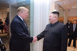 Chủ tịch Triều Tiên Kim Jong-un (phải) và Tổng thống Mỹ Donald Trump tại Hội nghị thượng đỉnh Mỹ-Triều lần thứ hai ở Hà Nội. (Nguồn: AFP/TTXVN)