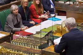 Thủ tướng Anh Theresa May (trái) nghe chất vấn từ lãnh đạo Công đảng đối lập Jeremy Corbyn (phải) tại phiên họp của Hạ viện ở London. (Nguồn: AFP/TTXVN)