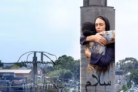 Bức vẽ Thủ tướng New Zealand Jacinda Ardern mặc áo trùm đầu, đang an ủi một người phụ nữ. (Nguồn: stuff.co.nz)