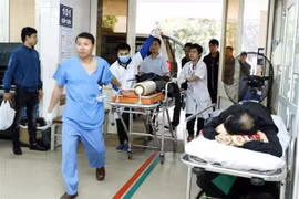 Trong 9 ngày Tết, bệnh viện Hữu nghị Việt Đức đã cấp cứu hơn 13.000 trường hợp bệnh nhân, trong đó gần 600 ca do tai nạn giao thông, 30% số ca xét nghiệm có nồng độ cồn. (Ảnh: Dương Ngọc/TTXVN)