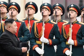 Nhà lãnh đạo Triều Tiên Kim Jong-un duyệt đội danh dự tại lễ đón ở nhà ga thuộc thành phố Vladivostok, Nga. (Nguồn: AFP/TTXVN)