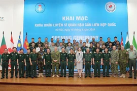 Các đại biểu chụp ảnh chung tại lễ khai mạc. (Ảnh: Xuân Thịnh/TTXVN phát)