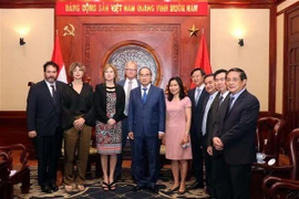 Bí thư Thành ủy Thành phố Hồ Chí Minh Nguyễn Thiện Nhân chụp ảnh lưu niệm cùng các đại biểu. (Ảnh: Xuân Khu/TTXVN)