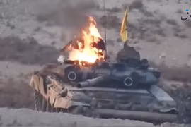 Ảnh cắt từ video cho thấy chiếc xe tăng T-90 đang bốc cháy. (Nguồn: YouTube)