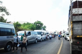 Hàng ngàn xe đậu kín hai bên đường gây ùn tắc trên Quốc lộ 1A