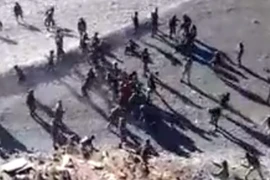 Hình ảnh trích từ video cho thấy cảnh xô xát giữa binh lính đôi bên. (Nguồn: YouTube)