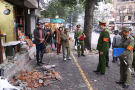 Lực lượng chức năng quận Hai Bà Trưng ra quân xử lý các hành vi lấn chiếm vỉa hè, lòng đường tại phố Trần Xuân Soạn. (Ảnh: Doãn Tấn/TTXVN)
