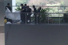 Cảnh sát xuất hiện tại khu vực nạn nhân Duy đã ngã xuống từ tầng 15 của một khách sạn. (Nguồn: StraitsTimes)