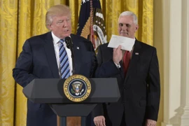 Ông Trump khoe ra lá thư do ông Obama để lại cho mình. (Nguồn: Inquirer)