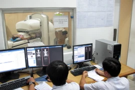 Điều trị ung thư bằng hệ thống xạ trị y học hạt nhân ở ​Bệnh viện Ung bướu Thành phố Hồ Chí Minh. (Ảnh: Phương Vy/TTXVN)