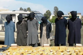 Các tay súng Taliban cùng vũ khí bị thu giữ trong một chiến dịch truy quét ở tỉnh Khost, Afghanistan. (Nguồn: THX/TTXVN)