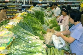 Người tiêu dùng lựa chọn sản phẩm rau an toàn. (Ảnh minh họa: Kim Phương/TTXVN)
