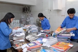 Những người làm phát hành thầm lặng góp sức đưa tờ báo đến với bạn đọc (Ảnh: CTV)