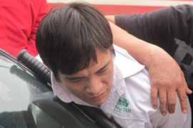 Lái xe Phạm Văn Toàn bị khống chế (Ảnh: CQCN)