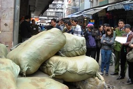 Số hàng lậu được phát hiện tại chợ Đồng Xuân (Ảnh: Sơn Bách/Vietnam+)