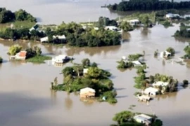 Lũ lụt nhấn chìm hàng ngàn ngôi nhà dưới biển nước. (Ảnh: TTXVN)