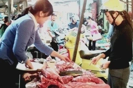 Giá thịt lợn giảm mạnh (Ảnh: Tâm Tâm/Vietnam+)