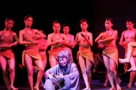 NSND Lan Hương (người ngồi giữa) trong một vở kịch hình thể (Nguồn: Báo ảnh Việt Nam/TTXVN)