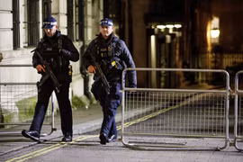 Cảnh sát vũ trang tuần tra bên ngoài tòa nhà Quốc hội Anh ở Westminster ngày 31/12/2017. (Nguồn: AFP/TTXVN)