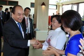 Thủ tướng Nguyễn Xuân Phúc với bà con Việt kiều tại Campuchia. (Ảnh: Thống Nhất/TTXVN)