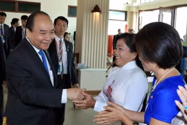Thủ tướng Nguyễn Xuân Phúc với bà con Việt kiều tại Campuchia. (Ảnh: Thống Nhất/TTXVN)