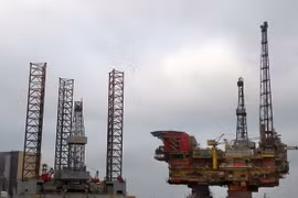 Giàn khoan dầu của Tập đoàn Shell ngoài khơi vùng châu thổ Brent được di chuyển bằng tàu kéo tới cảng Able Seaton, Anh. (Nguồn: AFP/TTXVN)
