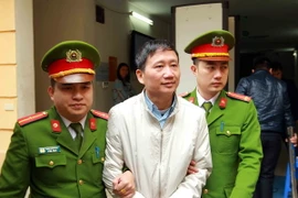 Cảnh sát dẫn giải bị cáo Trịnh Xuân Thanh về trại giam. (Ảnh: An Đăng/TTXVN)