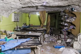Cảnh đổ nát tại bệnh viện ở Khan Sheikhun, tỉnh Idlib sau vụ tấn công nghi sử dụng chất độc sarin ngày 4/4. (Nguồn: AFP/TTXVN)