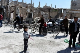 Người dân tập trung trên một tuyến phố ở thị trấn Arbeen, Đông Ghouta sau khi khu vực này hoàn toàn được giải phóng ngày 2/4. (Nguồn: THX/TTXVN)