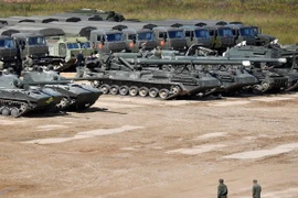 Binh sỹ Nga kiểm tra các phương tiện quân sự tại khu vực ngoại ô Moskva ngày 15/8. (Nguồn: AFP/TTXVN)
