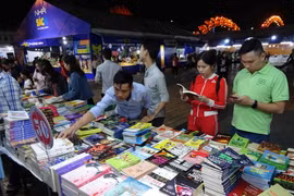 Khách tham quan và đọc sách tại Hội sách Hải Châu. (Ảnh: Trần Lê Lâm/TTXVN)