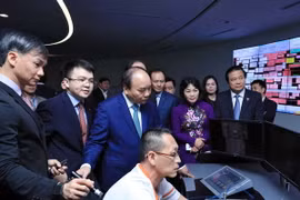 Thủ tướng Nguyễn Xuân Phúc thăm phòng điều khiển cảng biển PSA. (Ảnh: Thống Nhất/TTXVN)