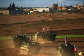 Xe quân sự của các lực lượng Mỹ tiến vào làng Yalanli, thành phố Manbij, Syria ngày 5/3. (Nguồn: AFP/TTXVN.)