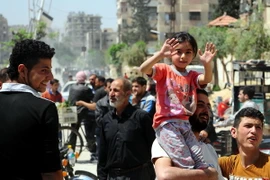 Người dân tại Douma, Damascus, Syria ngày 14/4. (Nguồn: THX/TTXVN)