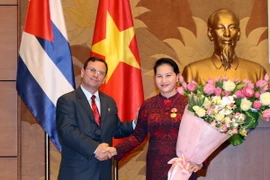 Chủ tịch Viện Cuba hữu nghị với các dân tộc, Anh hùng Cuba Fernando Gonzalez Llort trao Huân chương Đoàn kết và tặng hoa chúc mừng Chủ tịch Quốc hội Nguyễn Thị Kim Ngân. (Ảnh: Trọng Đức/TTXVN)