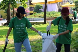 Tình nguyện viên tham gia nhặt rác thải trong Ngày Trái Đất năm 2018 trên địa bàn Thành phố Hồ Chí Minh. (Ảnh Xuân Dự/TTXVN)